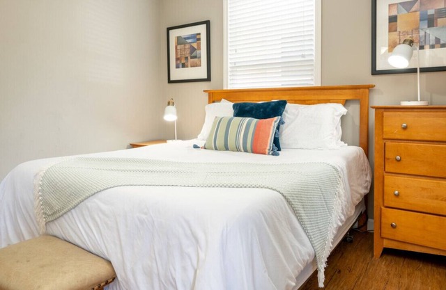 Martin 2/2 · Cheerful Downtown 2 Bedroom Bungalow w/ City Views