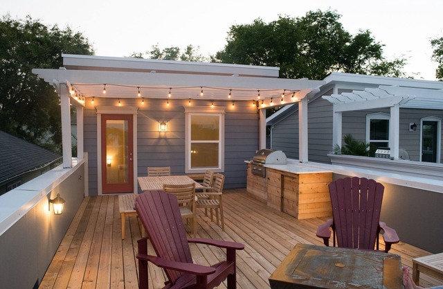 Marvel at Views of Nashville from a Rooftop Deck!