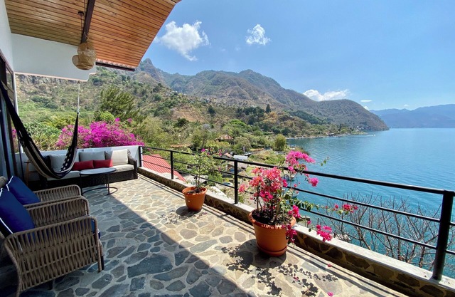 Marvelous brand new, lakefront 2-bedroom house with WiFi in Santa Cruz la Laguna