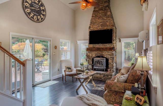 Marymont Cottage in awesome Annapolis walking distance to local pub!