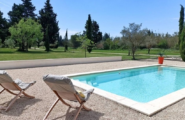 Mas Provençal with swimming pool and park between Avignon and Carpentras