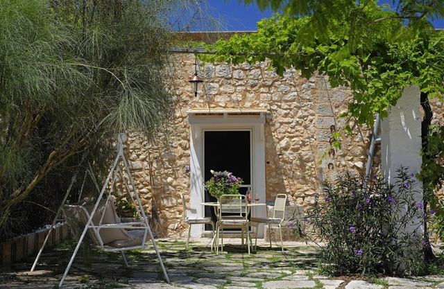 Masseria Ortensia. Garden with swing, hammock, deck chairs. Near the beaches.