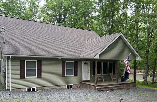 Masthope Community 4 bedroom 5 minutes from Lake with Game Room