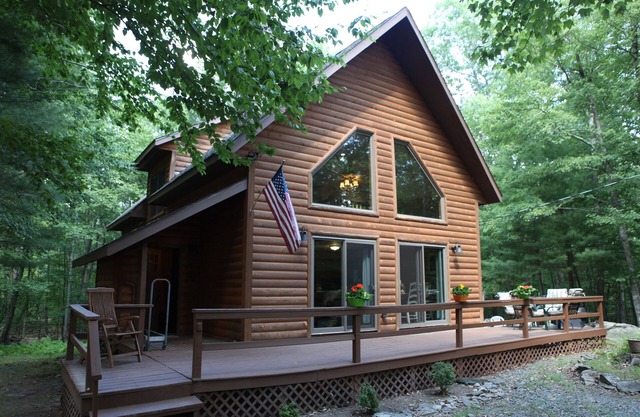 Masthope modern log-cabin sided retreat!