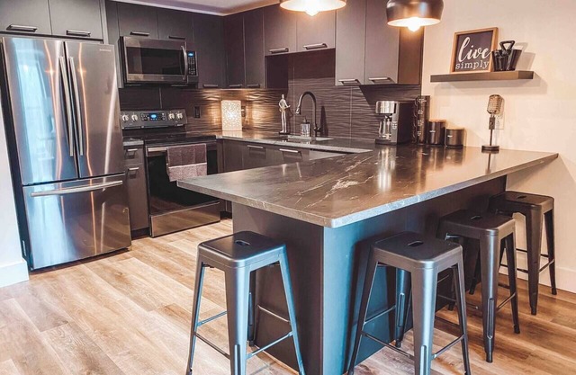 Matte Black 2 Bedroom - Music Row - Guitar Pool - Sleeps 6