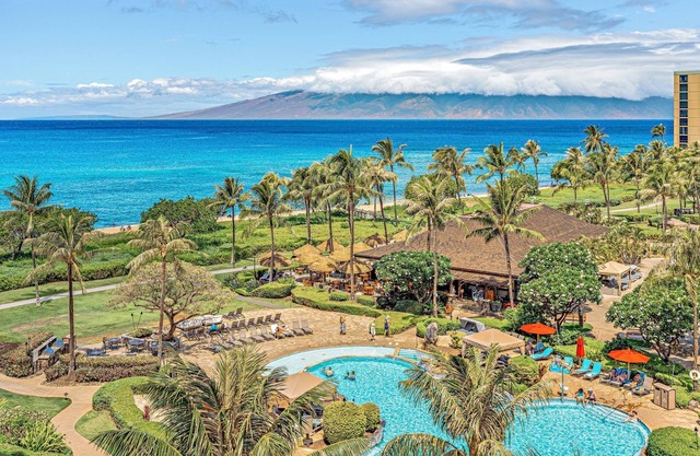 Maui Resort Rentals: Hokulani 605 – Premier 6th-Floor Oceanview Penthouse | Closest 2BR Column to the Ocean!