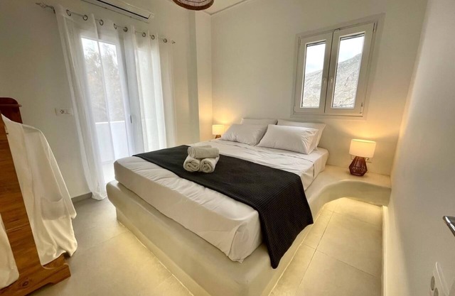 Mayema Cycladic House with Black beach View