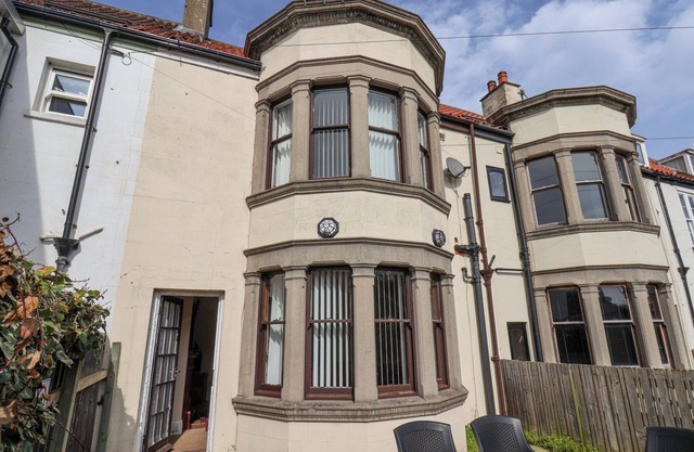 MAYFIELD MANOR, pet friendly, character holiday cottage in Whitby