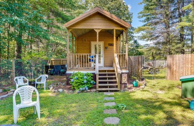 Mayfield Tiny Home with Porch, Walk to Beaches!