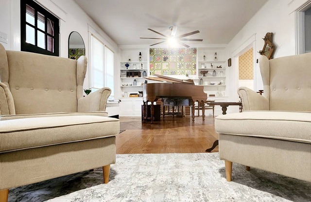 Mayor's House w/ Playing Grand Piano & 2 Kitchens- 5 Minutes to Ark - Sleeps 16+