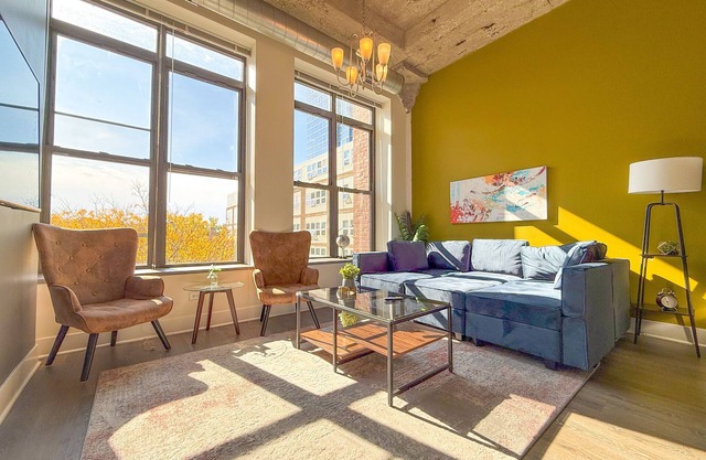 McCormick Place 2b/2b with optional parking/sleeps 8