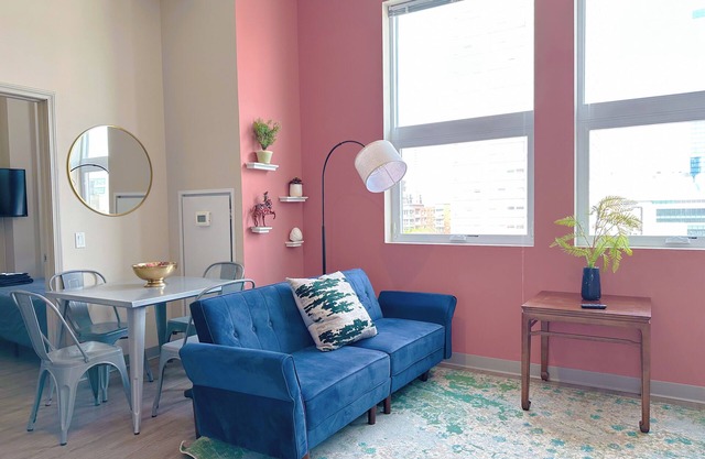 McCormick Place 2br/2ba with Optional Parking/Patio/Gym/sleeps 6