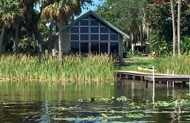 McRobinstone Lakehouse - perfect mid century getaway on sleepy Lake Pierce
