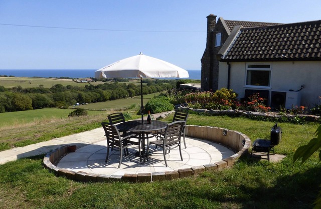MEADOW COTTAGE, pet friendly, with a garden in Cloughton