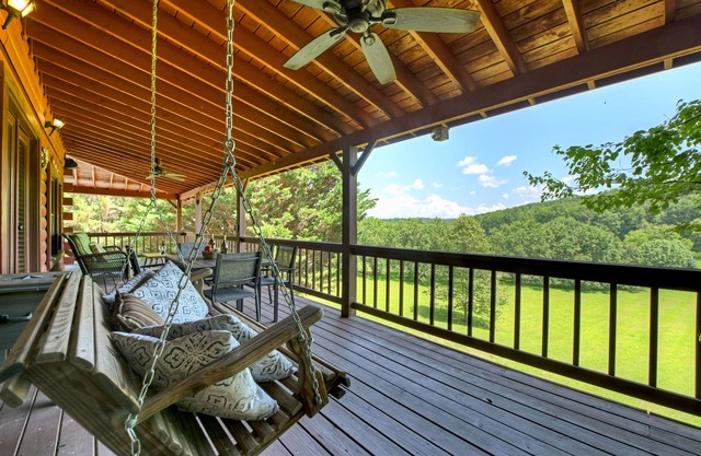 Meadow Creek - Pet-friendly retreat with rambling creek, hot tub, fire-pit, WiFi, and sprawling manicured meadow land for serene relaxation