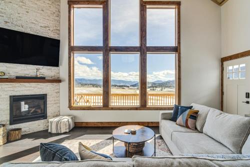 Meadowlark Mountain Club with Views of the Rockies