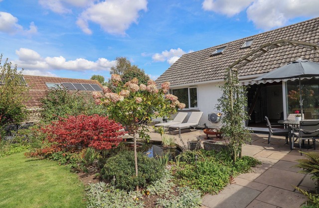 MEADOWS END, pet friendly, character holiday cottage in Broadmayne