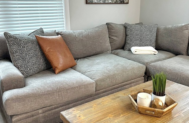 Medina Square Retreat - Spacious 4 bdrm home walking distance to the square
