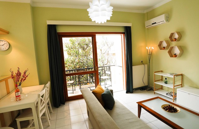 Mel Studio 2, a modern, spacious and fully equipped apartment next to the sea.