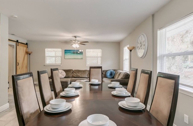 Melbourne 6 bed/2 bath Sleeps 12 BEDS 5King/1Qn