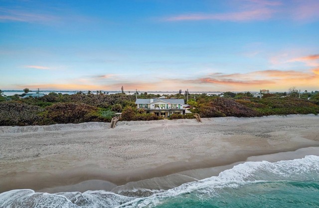 Melbourne Beachfront Oasis - Beach Penthouse