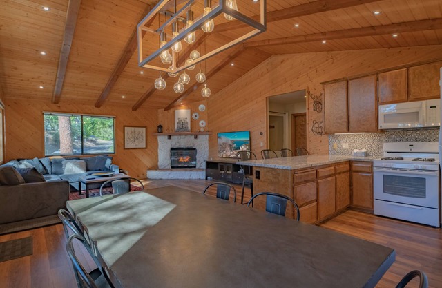 Mellow Moonridge - Cozy 2 bedroom, Smart TV, Barbecue, Deck