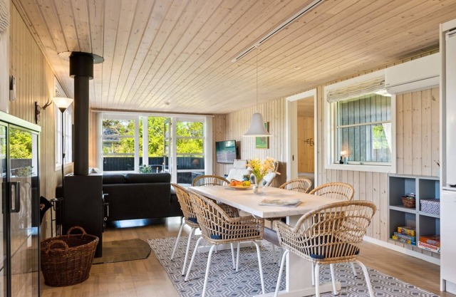 "Melvin" - 700m from the sea by Interhome