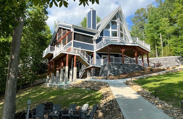 Mem Day Avail, HUGE screened porch, 2story dock,kayaks, cornhole Deep water COVE
