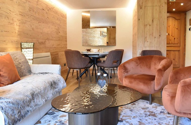 Meribel: Spacious 3BR Apartment, Sleeps 6, 150m from Ski Lift, Free Shuttle & Covered Parking