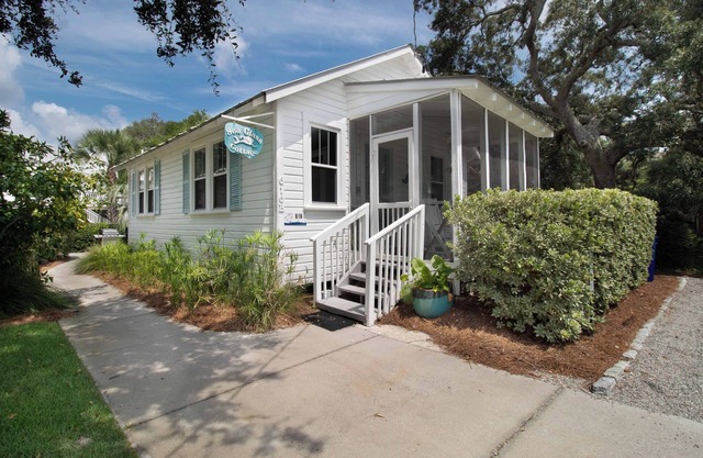 Mermaid Retreat 2 Blocks From the Beach! ~Sea Glass Cottage