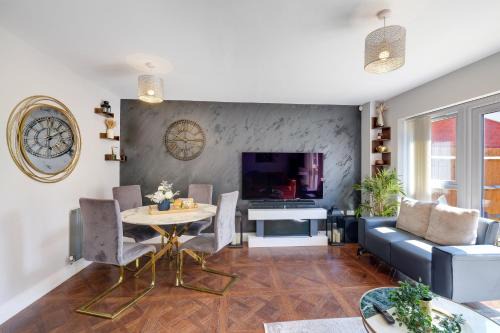 Meyers Close Modern 3 Bedrooms and 2 Bathrooms
