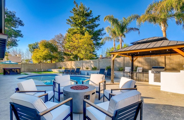 MI CASA SU CASA: POOL + SPA + PUTTING GREEN + MORE