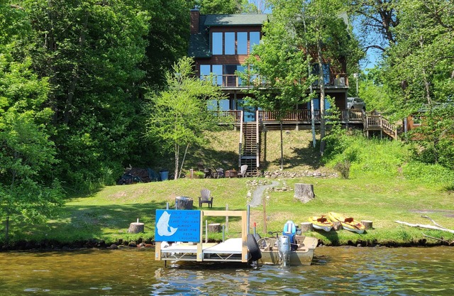 Mia's Black Dog Lodge, a wonderful Chalet on Big Lake Chetac