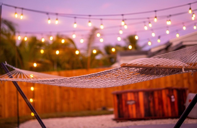 Miami Chic! Backyard Oasis, Outdoor Movie, Jacuzzi