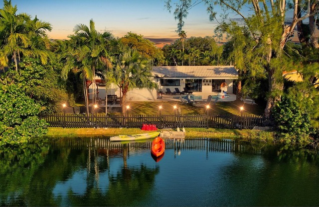 MIAMI LAKEFRONT VILLA W/POOL - 10MIN FROM BEACH
