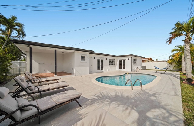 Miami Oasis: Pool & Game Fun!