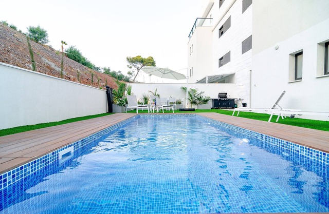 Michealangelo- luxury garden apartment with pool