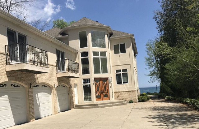 Michigan Lake Front House 15 min to Milwaukee downtown!