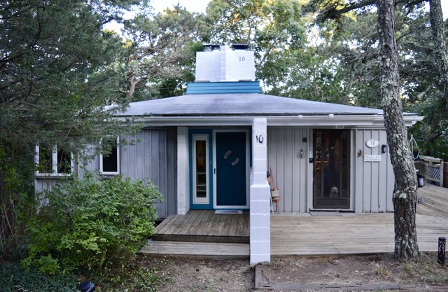 MID CENTURY 3 bedroom house on private wooded lot.5 min to beaches