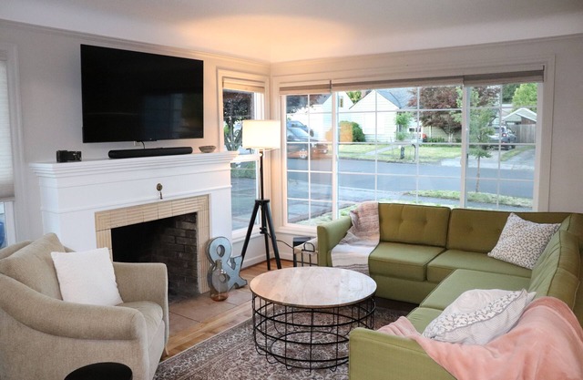 Mid-century 5-bedroom house in lovely Downtown Vancouver with WiFi, AC