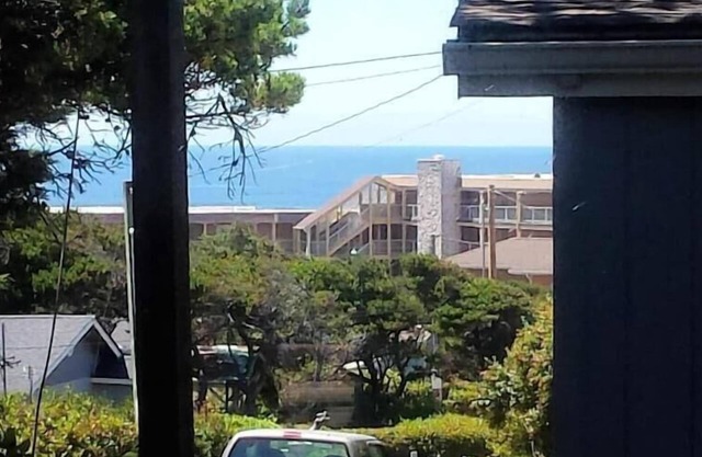 ☀️ Mid-century beach cottage with fenced deck, pet-friendly & peaceful.