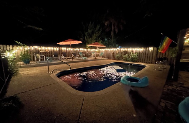 Mid Century Beach House, Salt water Pool. Family Sized with a game room!!