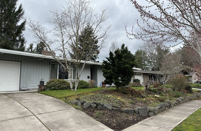 Mid-Century Gem Close To Portland Downtown, Nike and Cedar Hills Crossing