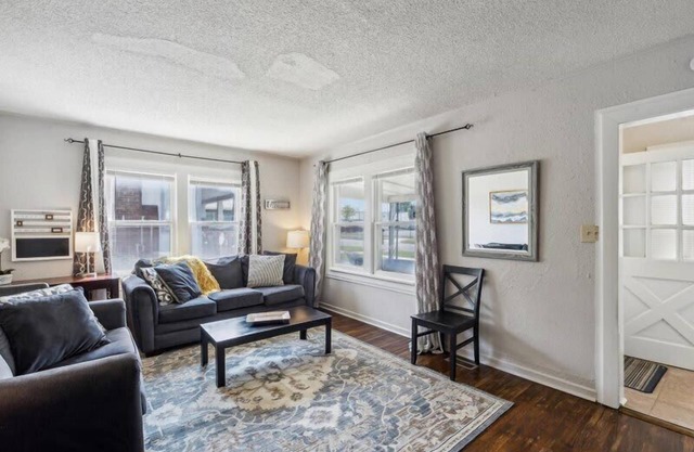 Mid-Century Modern 2BR Duplex |TU & expo.