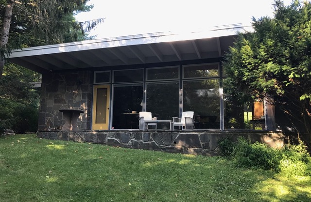 Mid-Century Modern Gem, Heated Pool, 1 Mile from Town