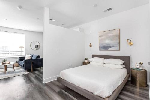 Mid-Century Modern Studio CozySuites Downtown