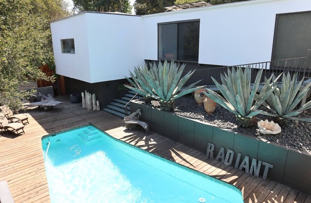 Mid-Century Modern, Zen Hideaway Hillside Home W/Private Canyon View.