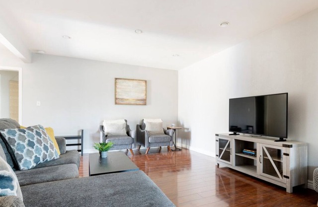 Mid-Century Retreat: 2-Bedroom Unit with Queen & Single Beds, Entertainment Galore, and Convenient On-Site Washer/Dryer