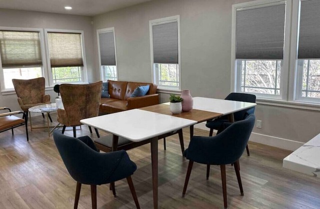 Mid century style newly remodel 2 bed 2 bathrooms