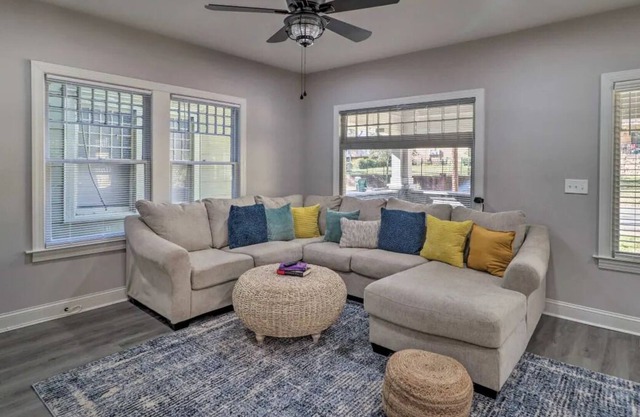 MID CENTURY STYLED HOME - 9 MINUTES FROM MIDTOWN ATLANTA
